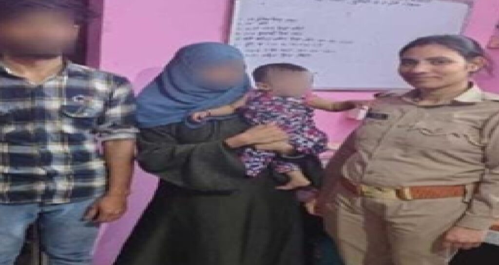 पति-पत्नी के विवाद में फंसी बच्ची, पिंक बूथ ने संभाली कमान, मां की गोद में लौटी मासूम