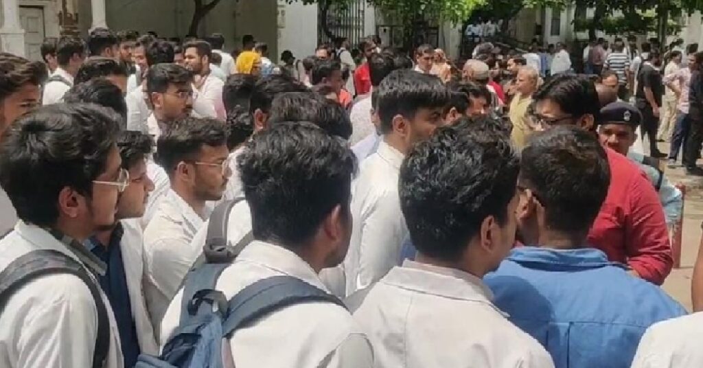 केजीएमयू मेंअतिक्रमण हटाने गई टीम पर हमला, डॉक्टरों को दौड़ा-दौड़ाकर पीटा