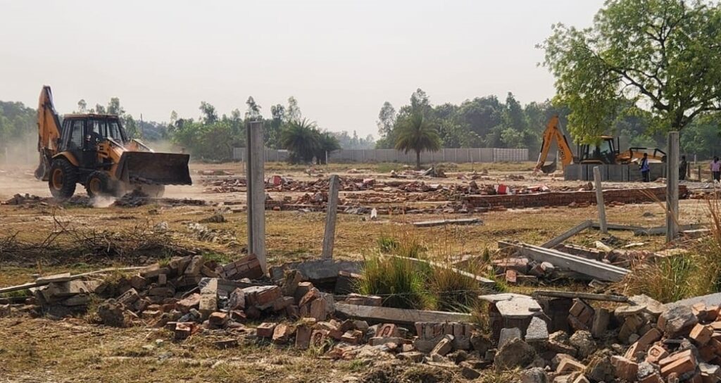 मोहनलालगंज में 3 अवैध कॉलोनियों पर चला एलडीए का बुलडोज़र, 90 बीघा ज़मीन पर कार्रवाई