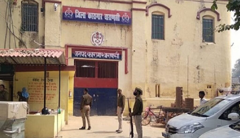 वाराणसी जेल में फर्जी रिहाई कांड में तत्कालीन जेल अधीक्षक समेत तीन अधिकारी सस्पेंड