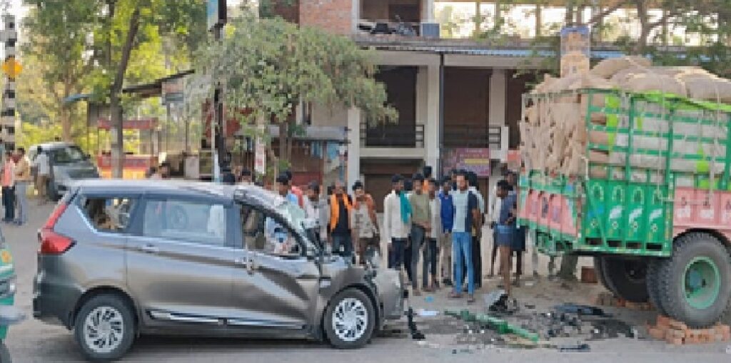 लखनऊ में कार ट्रैक्टर-ट्रॉली से टकराई, पिता-पुत्र की मौत , बहू-बच्चा गंभीर
