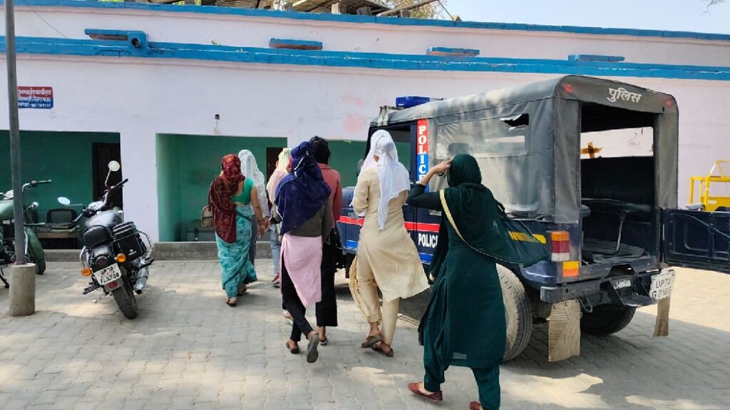सेक्स रैकेट का पर्दाफाश: होटल में छापा, सात युवतियां और आठ युवक गिरफ्तार
