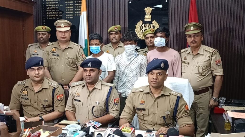 चोरी के शक में पीट-पीटकर हत्या: दो युवकों को बेरहमी से मारकर झाड़ियों में फेंका,तीन आरोपी गिरफ्तार