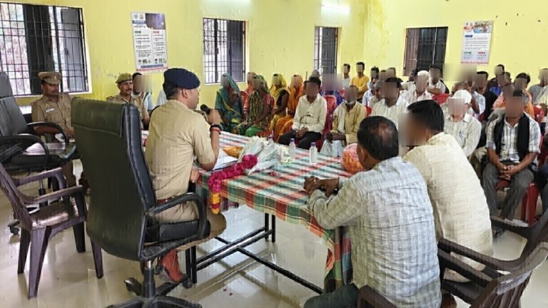 निगोहां में पुलिस ने चौपाल लगाकर ग्रामीणों को सुरक्षा के प्रति किया जागरूक