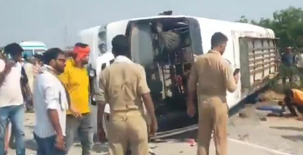 जौनपुर में भीषण सड़क हादसा: अनियंत्रित बस पलटने से 5 की मौत, कई घायल,सीएम योगी ने जताया शोक
