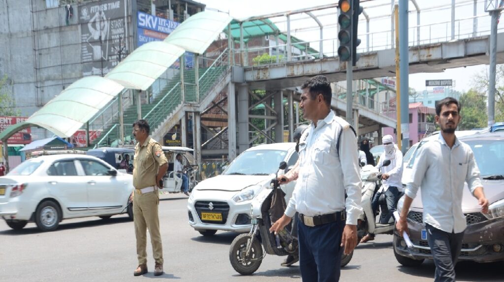 तपते चौराहों के सिपाही: जब 43 डिग्री की लू में भी ट्रैफिक पुलिस नहीं छोड़ती मोर्चा