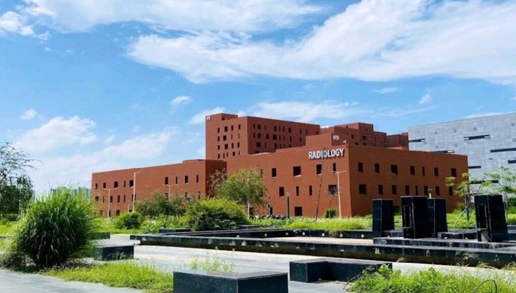 कल्याण सिंह कैंसर संस्थान में ओटी ब्लॉक की छत से गिरकर मरीज की मौत