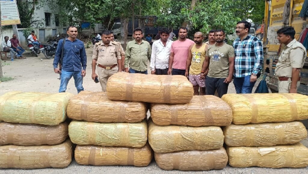 पेपर रोल के बीच छिपाकर ले जा रहे थे 96 लाख का गांजा, तीन गिरफ्तार