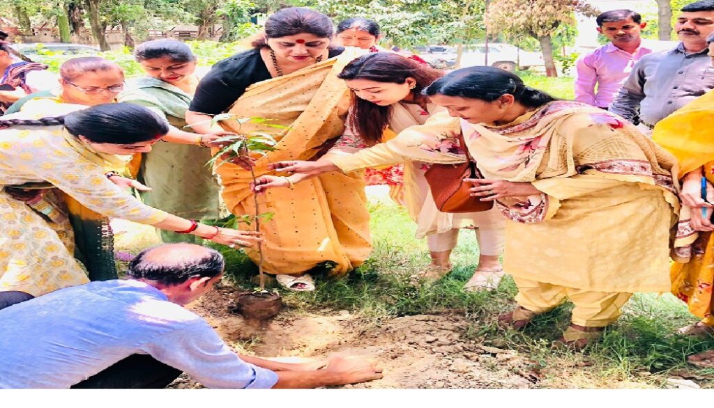 पौधारोपण कर महिला आयोग की अध्यक्ष ने पर्यावरण संरक्षण की दिलाई शपथ