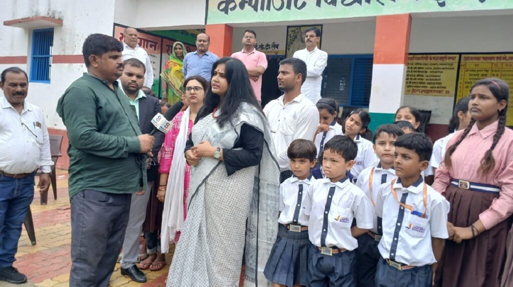 प्राइवेट स्कूल के बच्चों ने जाना सरकारी स्कूल की एस्ट्रोनॉमी लैब व ICT लैब का कमाल