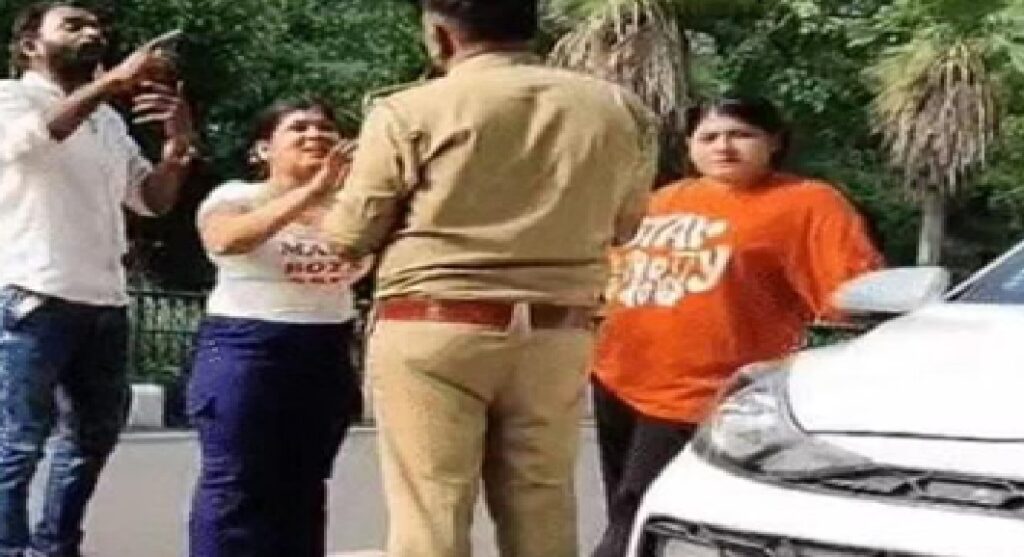 नशे में हंगामा कर रहे दंपती व महिला को पुलिस ने दबोचा, वीडियो वायरल