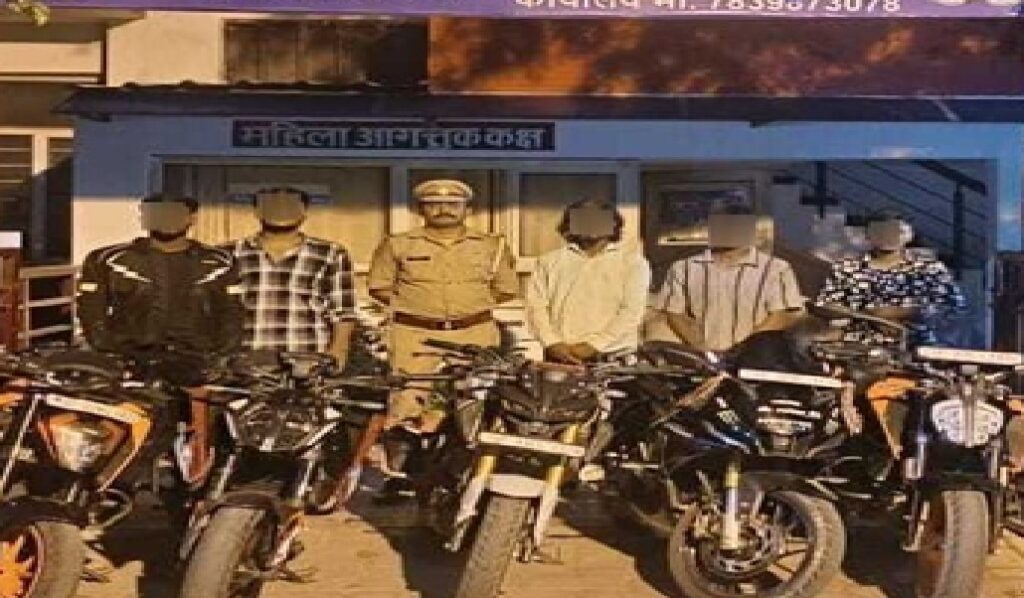 स्टंटबाजी पड़ी महंगी : पुलिस ने बाइक को सीज कर पांच युवकों को भेजा जेल