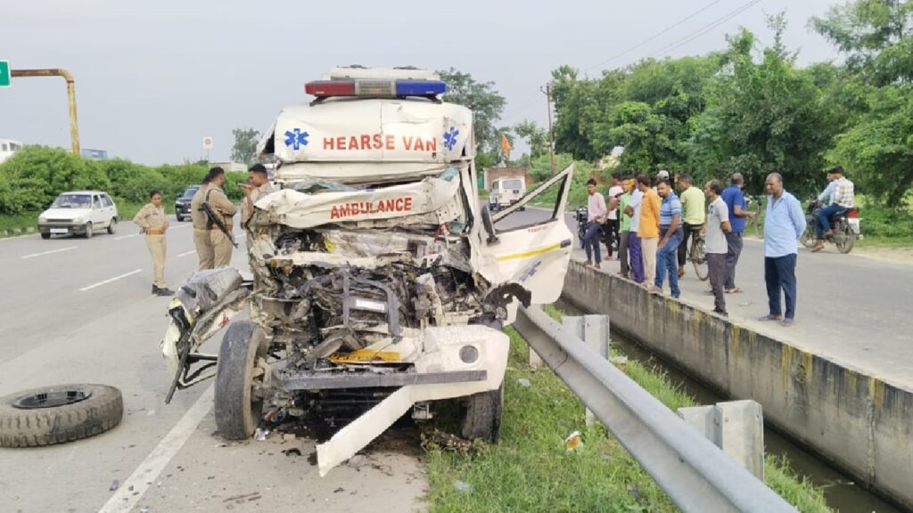 शव लेकर लौट रही एंबुलेंस कंटेनर से टकराई, दो महिलाओं की मौत