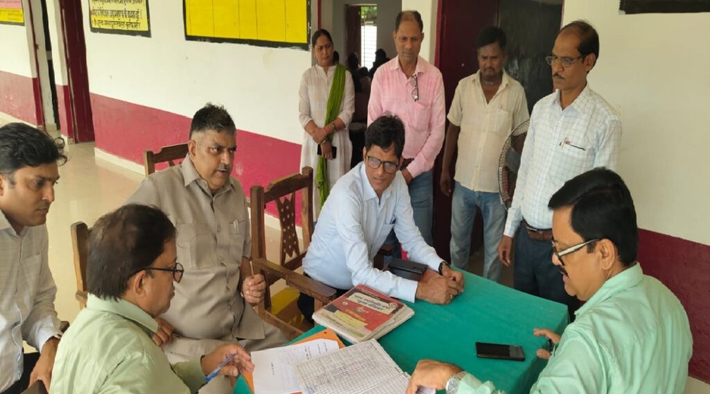 राज्य स्तरीय टीम का बलिया में निरीक्षण, विद्यालय के बच्चों की अंग्रेजी व आत्मविश्वास की हुई सराहना