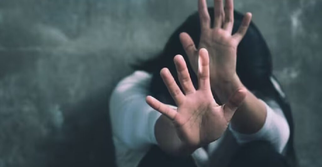 बीमारी का बहाना बनाकर पत्नी को बुलाया होटल, परिचित के साथ शारीरिक संबंध बनाने डाला दबाव
