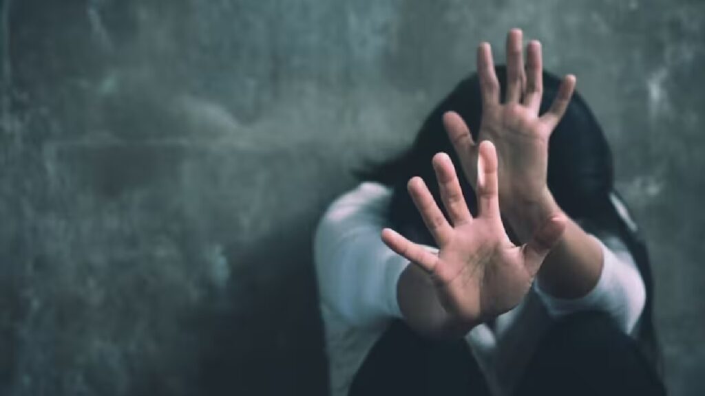 धमकाकर छात्रा को ले गया होटल, फिर किया दुष्कर्म, मुकदमा दर्ज