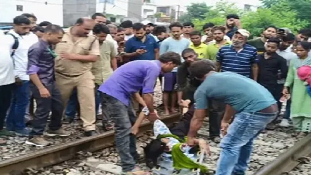 चलती ट्रेन के सामने युवती ने किया सुसाइड का प्रयास, ट्रॉमा सेंटर में भर्ती