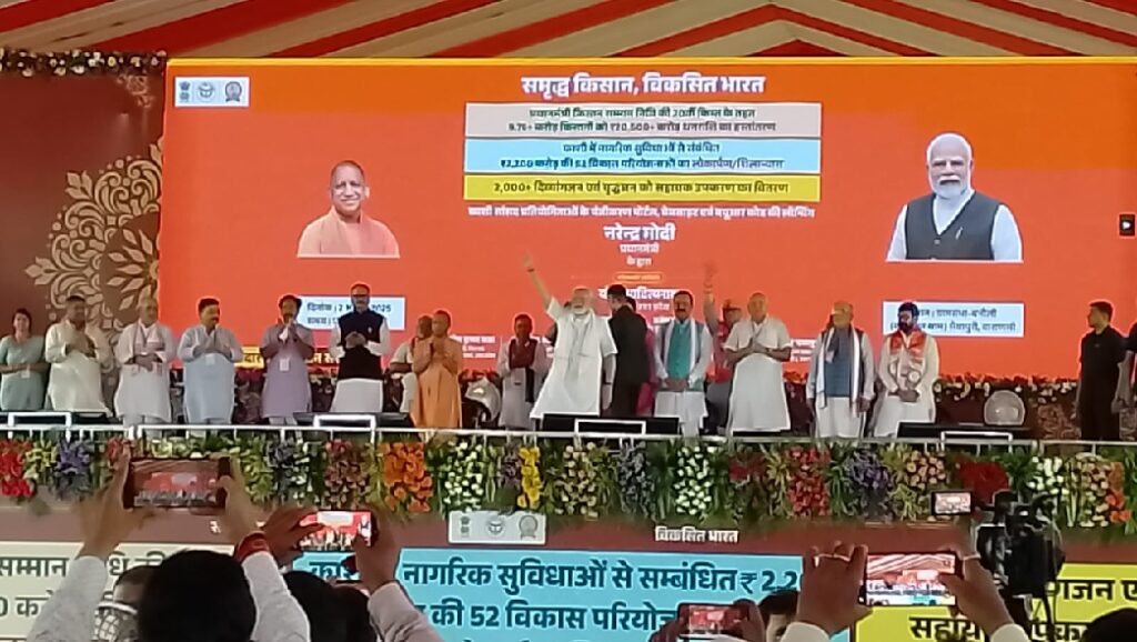 प्रधानमंत्री नरेन्द्र मोदी वाराणसी पहुंचे, एयरपोर्ट पर स्वागत