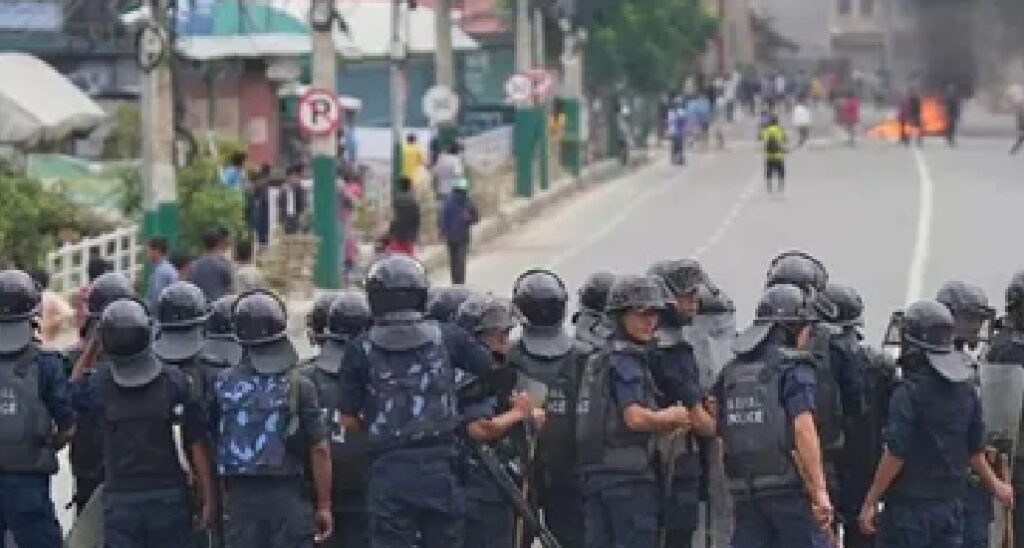 नेपाल में फंसे भारतीयों की मदद के लिए यूपी पुलिस अलर्ट