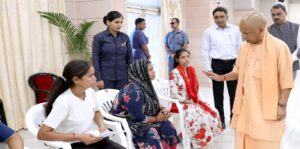 जनता दर्शन पर पहुंचने वाली अनावश्यक शिकायतों पर सीएम योगी ने जताई नाराजगी