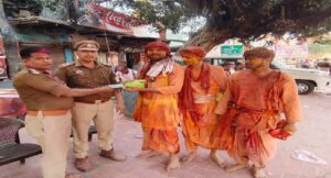 बरसाना होली ड्यूटी में ईमानदारी की मिसाल: PAC जवानों ने लौटाया मोबाइल व 7,530 नकद, ADG ने की सराहना