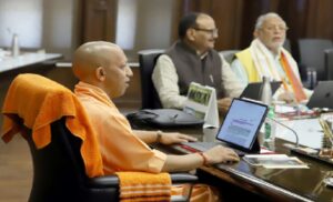 योगी कैबिनेट के बड़े फैसले: गांव-गांव बस सेवा, संपत्ति रजिस्ट्रेशन सख्त और शिक्षकों को कैशलेस इलाज