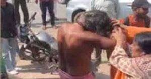 15 साल बाद साधु बनकर लौटा पति, मांट रेलवे क्रॉसिंग पर पत्नी ने पकड़ा, भीड़ ने की पिटाई, वीडियो वायरल