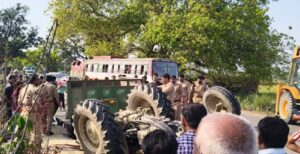 सीतापुर में दर्दनाक हादसा: गन्ना लदी ट्रैक्टर-ट्रॉली पलटी, दो किसानों की मौके पर मौत