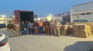 थर्माेकोल की बोरियों में छिपाकर बिहार ले जा रहे थे छह लाख की शराब