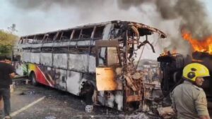 आग का गोला बनी यात्रियों से भरी बस, 10 लोग जिंदा जले