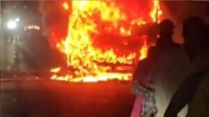 चलती बस बनी आग का गोला! 28 यात्रियों ने कूदकर बचाई जान, देखते ही देखते खाक हुई बस