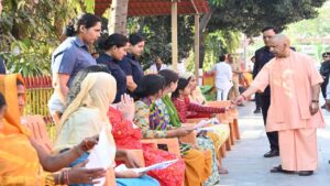 गरीबों को उजाड़ने वाले कतई न बख्शे जाएं: सीएम योगी