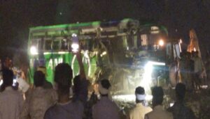 “छिंदवाड़ा में मौत का तांडव: पिकअप से भिड़ी बस पलटी, 10 की मौके पर मौत, कई गंभीर”