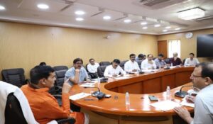 लखनऊ में ऊर्जा मंत्री का सख्त रुख: योजनाओं में देरी पर कार्रवाई के निर्देश, अधिकारियों को चेतावनी