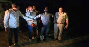 25 हजार का इनामी बदमाश मुठभेड़ में घायल, अवैध तमंचा व लूट की रकम बरामद