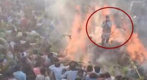 होलिका दहन के दौरान युवक ने लगाई आग में छलांग, बचाने वाले ग्रामीण के भी जले हाथ