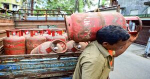 घरेलू LPG सिलेंडर 60 रुपये महंगा, कमर्शियल सिलेंडर के दाम भी बढ़े