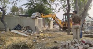 मिथुन रावत हत्याकांड में आरोपियों के अवैध मकानों पर प्रशासन का बुलडोजर अभियान