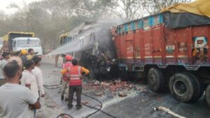 सोनभद्र में आमने-सामने भिड़े दो ट्रक, आग में जिंदा जले दो लोग,एक और फंसे होने की आशंका