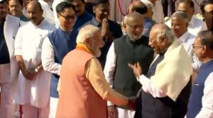 संसद में दिखी सौहार्द की झलक: आंबेडकर जयंती पर मोदी–खरगे के बीच मुस्कुराहट और बातचीत