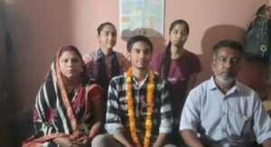 कालीन कंपनी में मशीन बनाने वाले का बेटा बना जिला टॉपर, इंजीनियर बनने का सपना