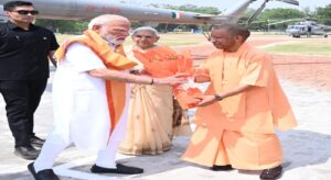 वाराणसी पहुंचे पीएम मोदी, महिला सम्मेलन से लेकर 6332 करोड़ की परियोजनाओं का देंगे तोहफा