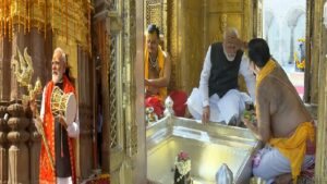 काशी में गूंजा ‘हर-हर महादेव’: पीएम मोदी ने बाबा विश्वनाथ के दरबार में टेका माथा, बच्चों पर लुटाया स्नेह
