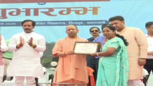 वाराणसी में ‘स्कूल चलो अभियान 2026’ का शुभारंभ, सीएम ने बच्चों को बांटी किताबें