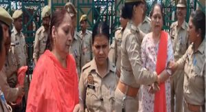 लोकभवन गेट पर महिला ने खुद पर डाला पेट्रोल, जमीन विवाद से तंग आकर आत्मदाह की कोशिश!