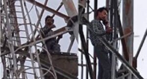 पत्नी ने साथ चलने से किया इनकार, नाराज युवक मोबाइल टावर पर चढ़ा, घंटों चला हाईवोल्टेज ड्रामा