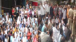 मेरठ सेंट्रल मार्केट में अवैध निर्माण पर सीलिंग की तैयारी, भारी पुलिस बल तैनात, व्यापारियों का विरोध तेज