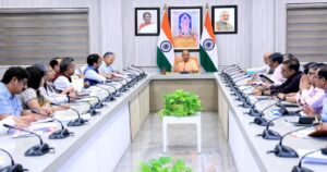 PM मोदी की अपील के बाद CM योगी का फैसला, मंत्रियों और अधिकारियों के काफिले में होंगे आधे