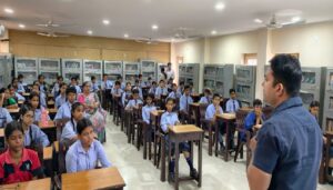 सोशल मीडिया पर जरा सी लापरवाही बना सकती है शिकार, इस तरह से बचे