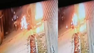 जलते घर से भागती महिला का वीडियो वायरल, पुलिस जांच में जुटी